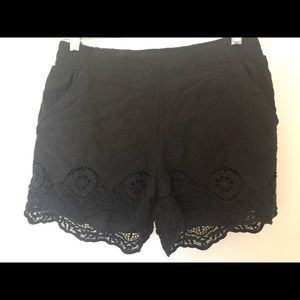 Cotton mid-rise shorts with pockets and lace hem